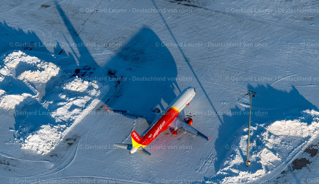4045103 | ERFURT 14.02.2021 Winterlich schneebedeckte Passagierflugzeug der Reihe D-AVYO Airbus A321-271NX von Vietjet auf der Parkposition - Abstellfläche auf dem Flughafen im Ortsteil Bindersleben in Erfurt im Bundesland Thüringen, Deutschland. Weiterführende Informationen bei: Flughafen Erfurt GmbH. // Wintry snowy passenger airplane of Vietjet in parking position - parking area at the airport in the district Bindersleben in Erfurt in the state Thuringia, Germany. Further information at: Flughafen Erfurt GmbH. Foto: Gerhard Launer