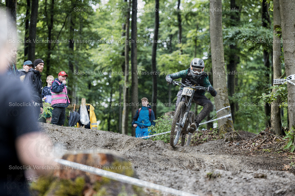 Mountainbike-Rennen im Wald | Hier ist eine detaillierte Analyse des Bildes, kategorisiert nach verschiedenen Aspekten: - Realisiert mit Pictrs.com