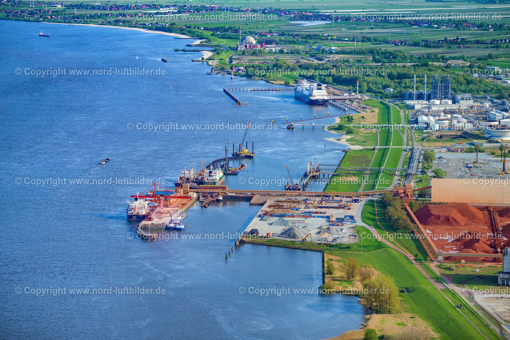 Stade_Seehafen_LNG_Terminal_ELS_9305290424 | STADE 29.04.2024 Hafenanlage Stader Seehafen AOS am Bützflether Sand in Bützfleth im Bundesland Niedersachsen, Deutschland. Weiterführende Informationen bei: Dow Deutschland Anlagengesellschaft mbH. // Stader Seehafen Refinery equipment and management systems on the factory premises of the mineral oil manufacturers of Dow Deutschlond Anlagengesellschaft mbH in Buetzfleth in the state Lower Saxony, Germany. Further information at: Dow Deutschland Anlagengesellschaft mbH. Foto: Martin Elsen