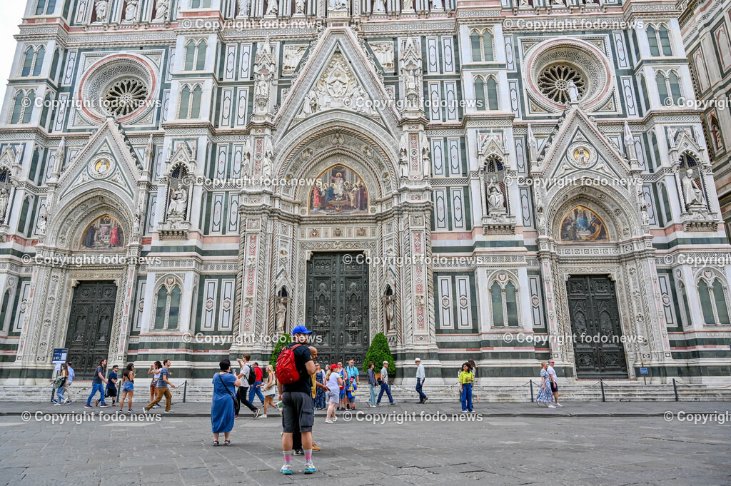 Italien_ Toscana_ Florenz_ 30.05.2024-243 | 30.05.2024, Italien, ITA, Toskana, Florenz im Bild Stadtansichten, Gebäude, Architektur, Touristen, Historisch, Souvenir, Altstadt, Museum, Statuen, Skulpturen, Piazza della Signoria, Statue David, Palazzo Vecchio, Neptunbrunnen, Piazza della Repubblica, Ponte Vecchio, Brücke, Uffizien, Kathedrale Santa Maria del Fiore, Arno, Fluß


Florenz, Firenze, ist eine italienische Großstadt. Nach Einwohnern ist sie die achtgrößte Stadt Italiens. Florenz ist die Hauptstadt sowie größte Stadt der Region Toskana und der Metropolitanstadt Florenz, in der etwa eine Million Menschen leben. Florenz ist für seine Geschichte berühmt. Leonardo da Vinci verbrachte große Teile seiner Jugend in Florenz, Michelangelo fand Unterschlupf in der Kirche der Medici, Galileo Galilei wohnte als Hofmathematiker in den Palästen der Medici. Von 1865 bis 1871 war die Stadt die Hauptstadt des neu gegründeten Königreichs Italien. Das historische Zentrum von Florenz zieht Jahr für Jahr Millionen von Touristen an. Die historische Innenstadt wurde von der UNESCO im Jahre 1982 zum Weltkulturerbe erklärt. 
Quelle: Wikipedia
