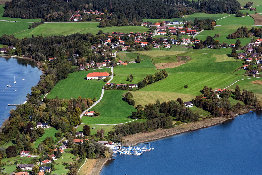 dr__0092583.jpg | BREITBRUNN AM CHIEMSEE 01.10.2021 Siedlungsgebiet und Infrastruktur Wolfsberg in Breitbrunn am Chiemsee im Bundesland Bayern, Deutschland. // The district Wolfsberg in Breitbrunn am Chiemsee in the state Bavaria, Germany. Foto: Daniel Reiter