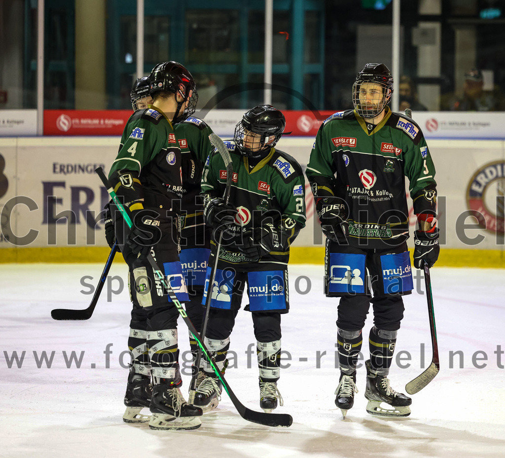 2022-12-16_111_TSV_Erding_gegen_EC_Pfaffenhofen | Erding, Deutschland, 16.12.2022:
Eishockey, Bayernliga 2022 / 2023, 21. Spieltag, TSV Erding gegen EC Pfaffenhofen, Endergebnis: 14:1

Simon Franz (Erding Gladiators, #4), Erik Modlmayr (Erding Gladiators, #21), Florian Zimmermann (Erding Gladiators, #5)

Foto: Christian Riedel / fotografie-riedel.net