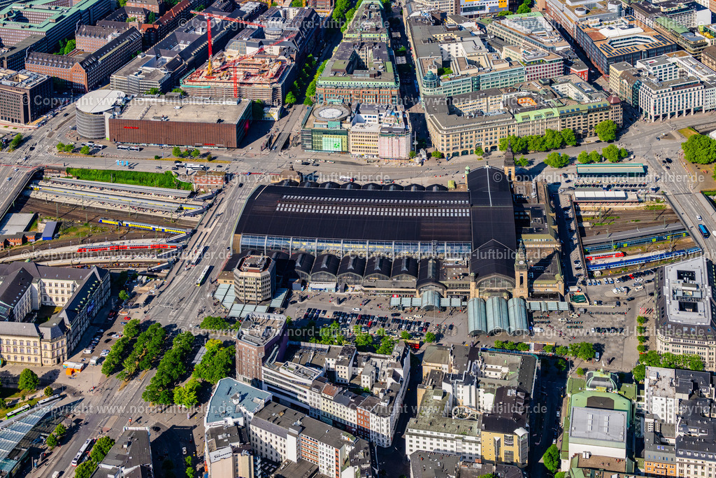 Hamburg_Hauptbahnhof_ELS_3015240525 | HAMBURG 24.05.2025 Gleisverlauf und Gebäude des Hauptbahnhofes der Deutschen Bahn entlang der bekannten Flaniermeile der Kirchenallee in Hamburg, Deutschland. Weiterführende Informationen bei: DB InfraGO AG,  DB Regio AG,  DB Station & Service AG,  Deutsche Bahn AG,  HGI - HÜGIN GROUP INTERNATIONAL GMBH CO.KG,  IBN Ingenieurbüro Noack,  INGENIEURBÜRO DR. BINNEWIES Ingenieurgesellschaft mbH,  S-Bahn Hamburg GmbH. // Track progress and building of the main station of the railway along the well-known promenade of Kirchenallee in Hamburg, Germany. Further information at: DB InfraGO AG,  DB Regio AG,  DB Station & Service AG,  Deutsche Bahn AG,  HGI - HUeGIN GROUP INTERNATIONAL GMBH CO.KG,  IBN Ingenieurbuero Noack,  INGENIEURBUeRO DR. BINNEWIES Ingenieurgesellschaft mbH,  S-Bahn Hamburg GmbH. Foto: Martin Elsen