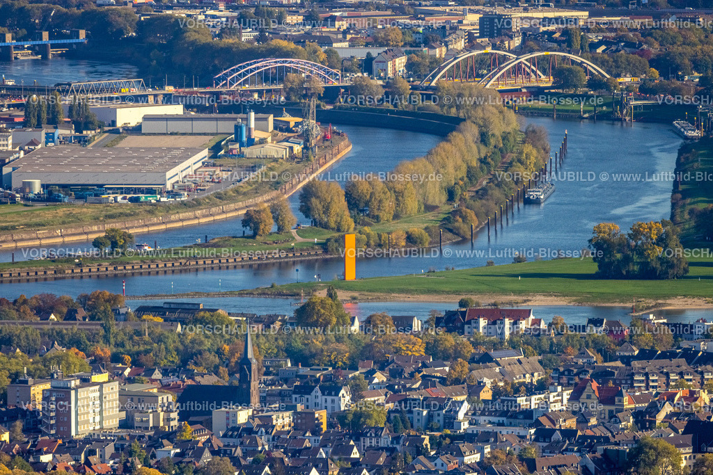 Duisburg221005124 | Luftbild, Fluss Ruhr Mündung in den Fluss Rhein, Skulptur Rheinorange im Vordergrund, Baumallee auf Gleisharfe Pontwert, Mercator Insel, Kaßlerfeld, Duisburg, Ruhrgebiet, Nordrhein-Westfalen, Deutschland