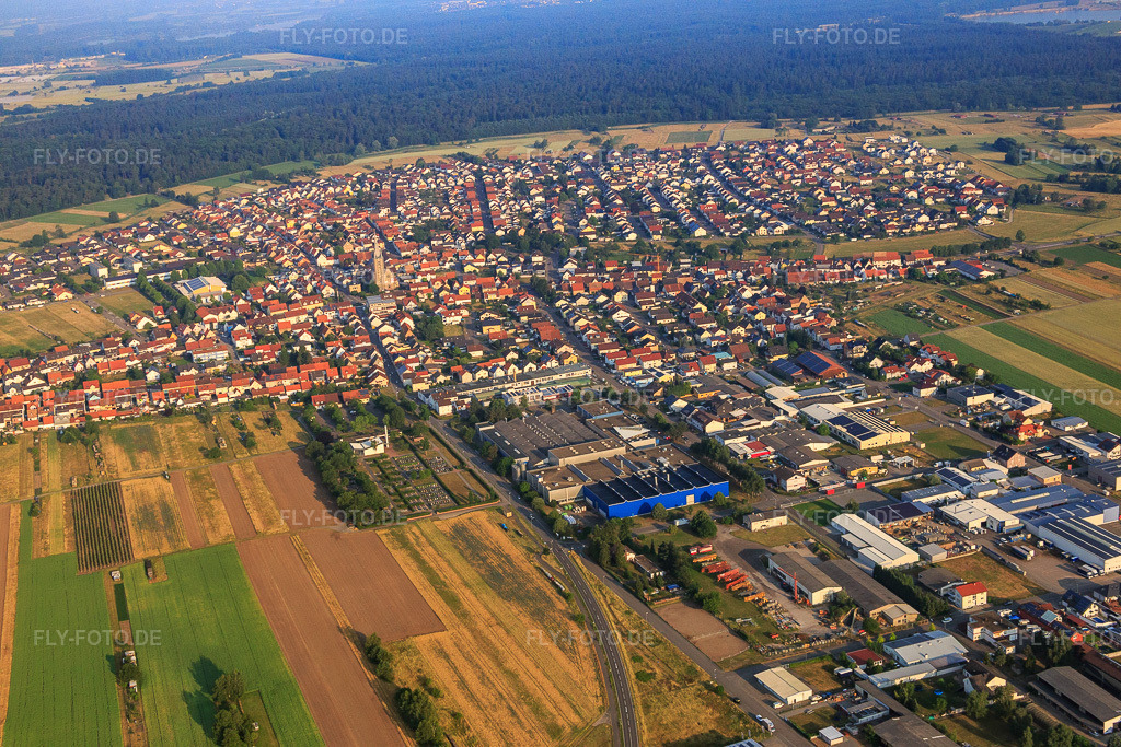 Luftbild: Industriegebiet Industriestraße mit LINHARDT Hambrücken GmbH in Hambrücken im Bundesland Baden-Württemberg in Deutschland. – Foto: IMG_080491.jpg vom 12.06.2015 durch Werner Riehm/FLY-FOTO.de – Auflösung des Originals: 5472 x 3648 px – LINHARDT