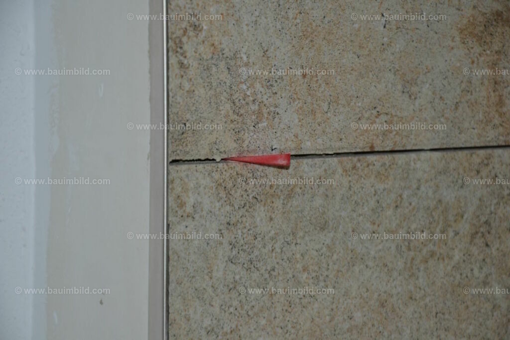 bib-lg21-fliesenlegerarbeiten-0053 | Nach LV-Leistungsgruppen sortierte Detailfotos über den Bau eines Hauses. Alle Hausbau-Bilder direkt vom Urheber und Autor der Website Haus-Selber-Bauen.com