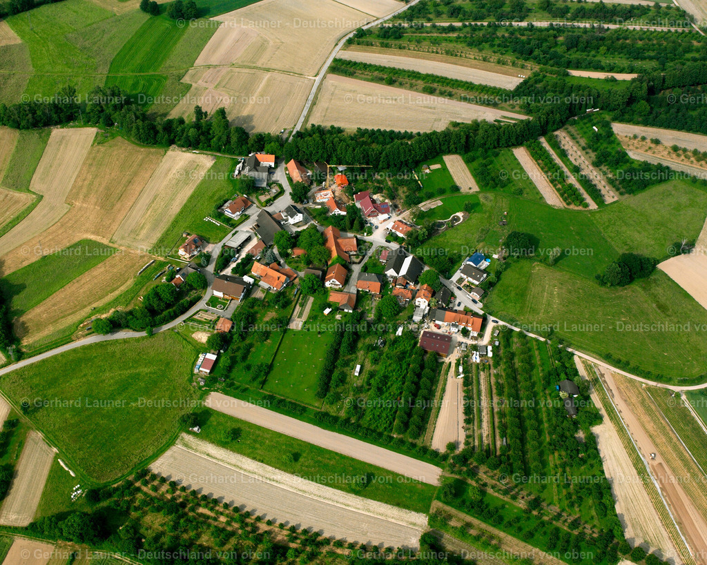 2526099 | Walzfeld 01.08.2005 Landwirtschaftliche Nutzflächen und Feldgrenzen  umsäumen das Siedlungsgebiet des Dorfes in Ottersweier im Bundesland Baden-Württemberg, Deutschland // Agricultural land and field boundaries surround the settlement area of the village  in Ottersweier in the state Baden-Wuerttemberg, Germany Foto: Gerhard Launer