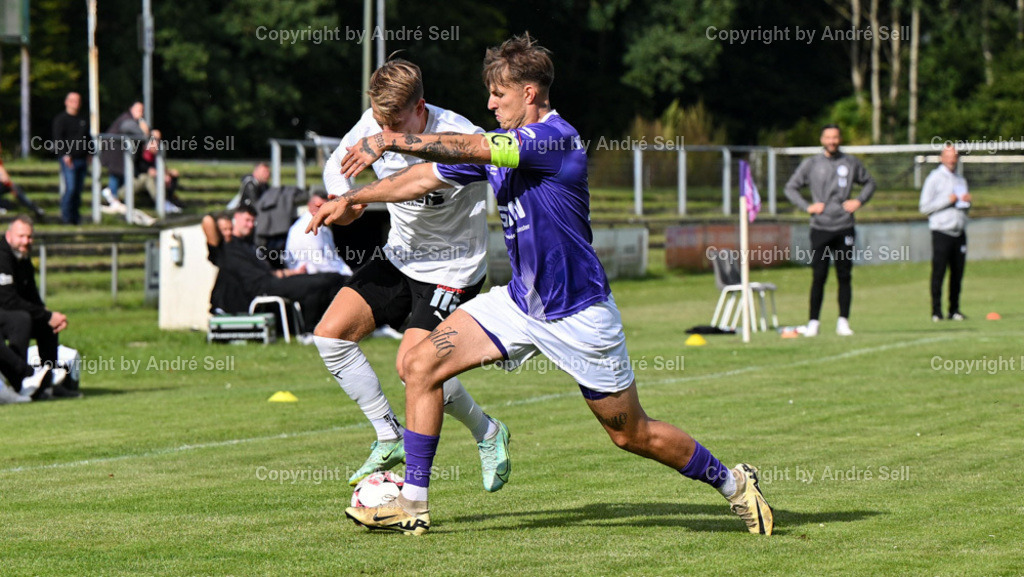 VfR Neumünster vs Eckernförder SV | Kenny Korup (VfR #24) / Leon Apitz (ESV #7) - Fußball-Oberliga Männer 2024/2025 / VfR Neumünster vs Eckernförder SV / VfR-Stadion / Neumünster / 15.09.24 - Realisiert mit Pictrs.com