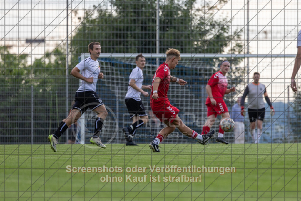 20250616_183423_0204 | #,  TV Eybach (weiß) vs. 1.FC Donzdorf II (rot), Fussball, Entscheidungsspiel 3 in Kreisliga A3 - Bezirk Neckar/Fils, Saison 2024/2025, Rasensportplatz, Staufenecker Str. 41, 73084 Salach, 16.06.2025 - 18:30 Uhr,Foto: PhotoPeet-Sportfotografie/Peter Harich