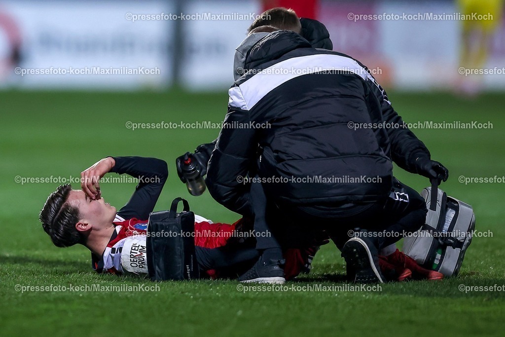 Koe12032501132 | 12.03.2025, Fußball, FC Viktoria Köln – Rot-Weiss Essen, 3.Liga, Sportpark Höhenberg, Saison 2024 2025: Malek El Mala (Viktoria Köln #42) liegt mit Schmerzen auf dem Spielfeld und muss medizinisch behandelt werdenDFB regulations prohibit any use of photographs as image sequences and or quasi-video.