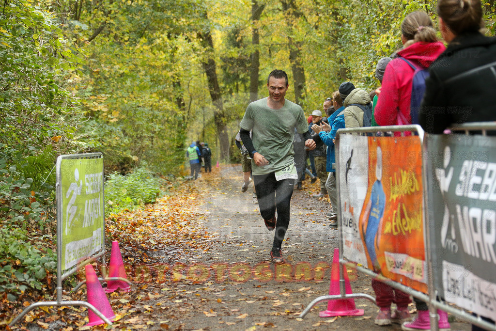 251026_1225_EX1_0342 | Sportfotografie im Rhein-Sieg Kreis, Köln, Bonn, NRW, Rheinland Pfalz, Hessen, etc. Unser Tätigkeitsfeld umfasst den Laufsport vom Volkslauf über den Marathon, Duathlon, Triathon bis zum Ultralauf wie Kölnpfad Ultra oder Schindertrail.
