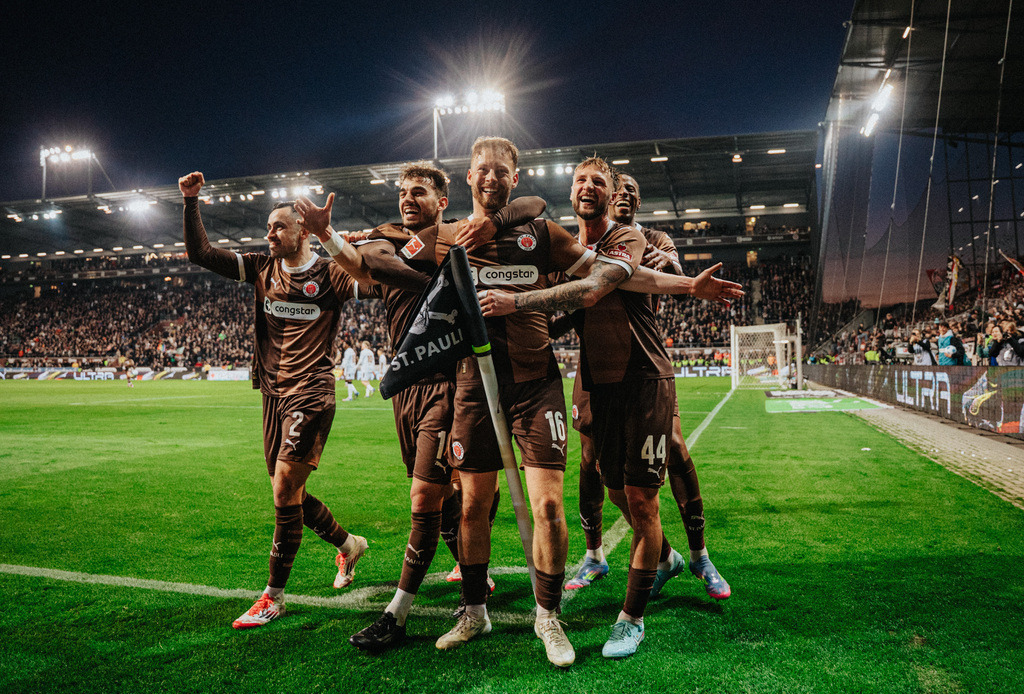 DSC03044 | Der offizielle Shop für FC St. Pauli Fotos. Wähle aus Spielszenen & Fanmomenten dein FCSP Wunschformat. Wir liefern Millerntor-Atmosphäre.