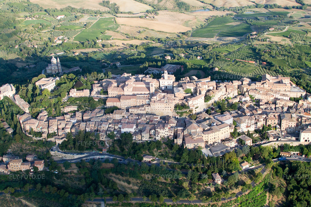 Luftbild: Ortsansicht in Montepulciano im Bundesland Siena in Italien. Foto: IMG_43407.jpg vom 25.07.2011 durch Werner Riehm/FLY-FOTO.de