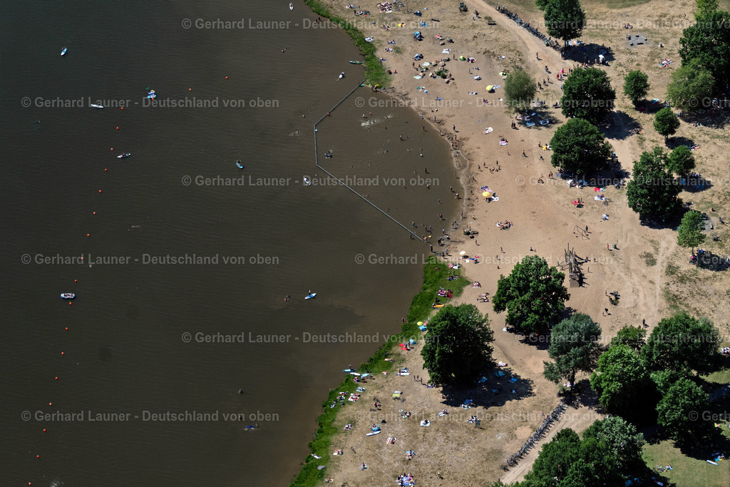 4029713 | BREMEN 01.06.2020 Sandstrand- Landschaft entlang des Ufer- Flußverlaufes am Strandbad Weserstrand am Strandweg im Ortsteil Huckelriede in Bremen, Deutschland. // Sandy beach landscape along the banks of the river on Strandbad Weserstrand in the district Huckelriede in Bremen, Germany. Foto: Gerhard Launer
