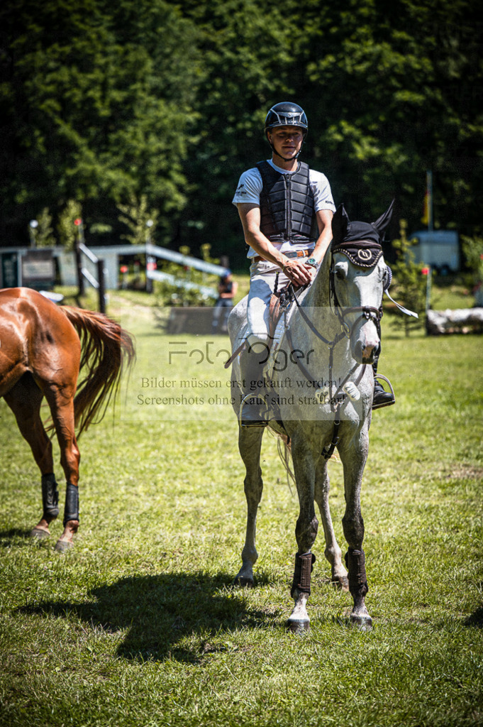 _DZ62069 | Entdecke hochwertige Reitturnierfotos von Foto Oger. Professionell, emotional und authentisch – jetzt Lieblingsmomente im Shop bestellen.Deutschlandweite Turnierfotografie. - Realisiert mit Pictrs.com
