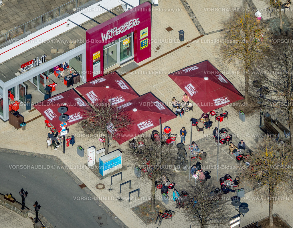 Winterberg220303447 | Luftbild, Außengastronomie am Cafe Extrablatt, Winterberg, Sauerland, Nordrhein-Westfalen, Deutschland