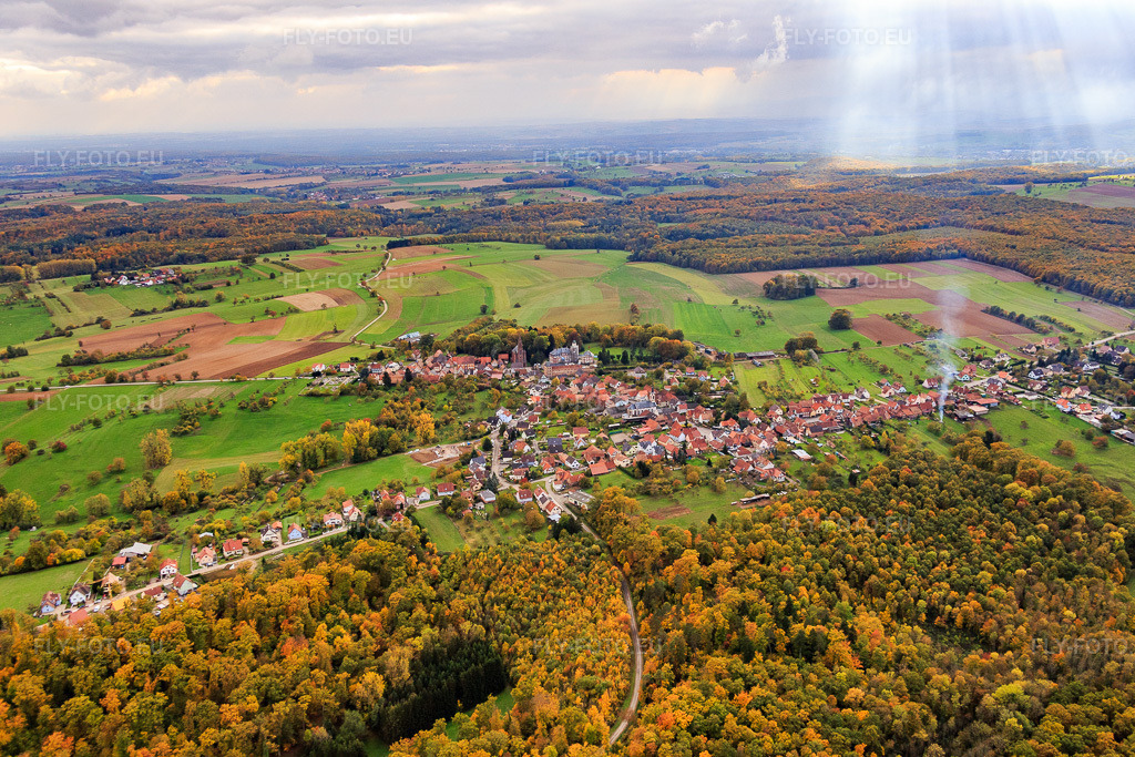Vue aérienne: Vue de la ville depuis le nord à Frœschwiller dans le département Bas Rhin, France.Photo: IMG_084609.jpg prise le 23/10/2015 par Werner Riehm/FLY-FOTO.euRésolution de l'original: 5472 x 3648 px