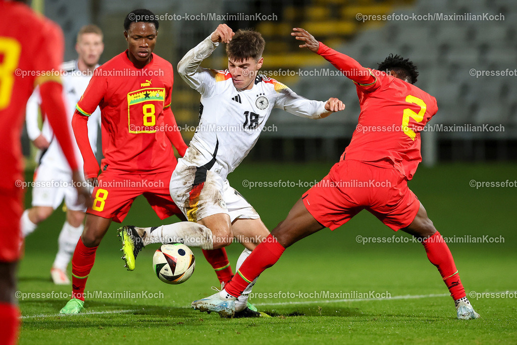 WUP14102401047 | 14.10.2024, Fußball, U20 Länderspiel Deutschland - Ghana, Stadion am Zoo, Wuppertal, Saison 2024 2025: Mert Kömür (GER #18) behauptet sich beim Schuss auf das Tor zum 5:0 gegen Adjabeng Andrews (Ghana #8) und Richmond Tetteh (Ghana #2) 