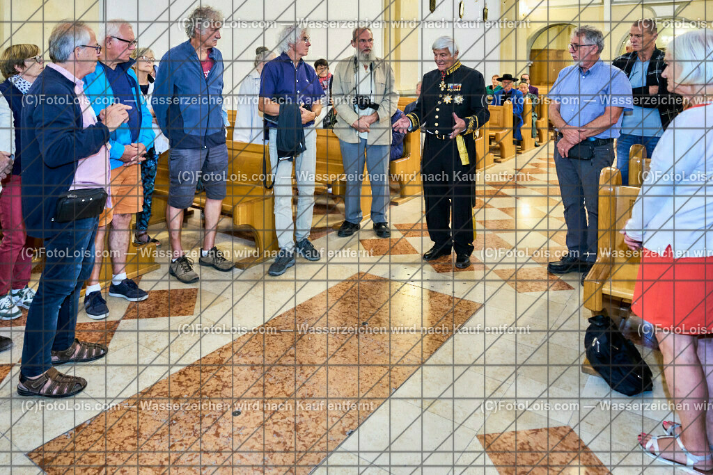 ALP3817_Jeanne de Ferrette_Kranzniederlegung_Grabplatte_Hildebrand | (C)FotoLois.com, Alois Spandl, 700stes Hochzeitsjubiläum - Albrecht II. mit Johanna von Pfirt in Thann (FR) im März 2024. Empfang des Organistionskommitees aus der Region Ferrette (Pfirt)/Thann aus dem Elsass mit Empfang durch die Stadtgemeinde und Bezirkshauptmannschaft Scheibbs im Schloss Scheibbs und anschließender Kranzniederlegung in der Kartausenkirche über der Krypta des Gründerehepaares durch Mitglieder des Templer Ordens im Beisein von Mitgliedern der Goldhaubengruppen, Fr 22. September 2023.