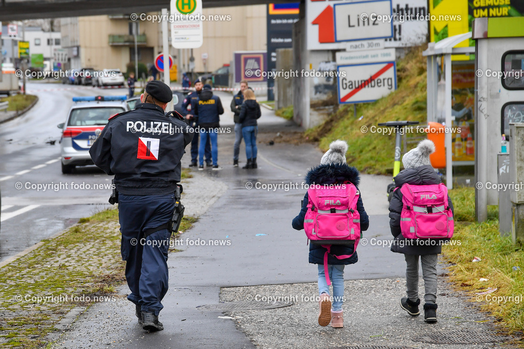 Polizeieinsatz Mordversuch_ Polizei_ Leonding_ 09.01.2023-21 | 09.01.2023, Polizeieinsatz Leonding, AUT, im Bild, Polizeieinsatz Mordversuch, Polizei, Fahndung, Tatort, ein Polizist geleitet zwei weinende Maedchen durch die Polizeiabsperrung