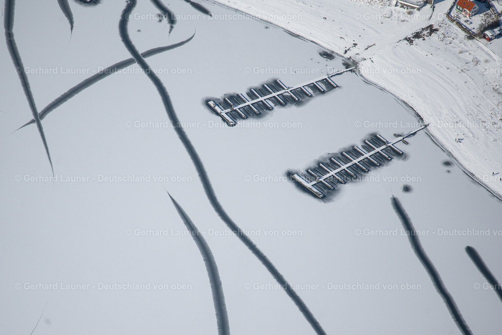 4043745 | DELECKE 13.02.2021 Winterlich schneebedeckte Sportboot- Anlegestellen und Bootsliegeplätzen am Uferbereich des zugefrorenen Möhnsee in Delecke im Bundesland Nordrhein-Westfalen, Deutschland. Weiterführende Informationen bei: Westfälischer Yachtclub Delecke e.V.. // Wintry snow-covered sports boat moorings and boat berths on the shore area of a??a??the frozen Moehnsee in Delecke in the state North Rhine-Westphalia, Germany. Further information at: Westfaelischer Yachtclub Delecke e.V.. Foto: Gerhard Launer