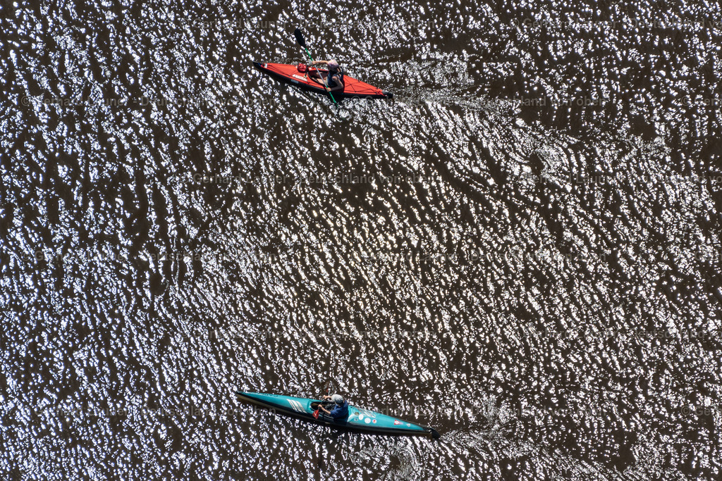 4028919 | BREMEN 01.06.2020 Paddelboote in Fahrt auf der Wasser- Oberfläche auf dem Kuhgraben an der Wümme in Bremen, Deutschland. // Sport Boat - Dinghy in motion on the water surface on Kuhgraben on Wuemme in Bremen, Germany. Foto: Gerhard Launer