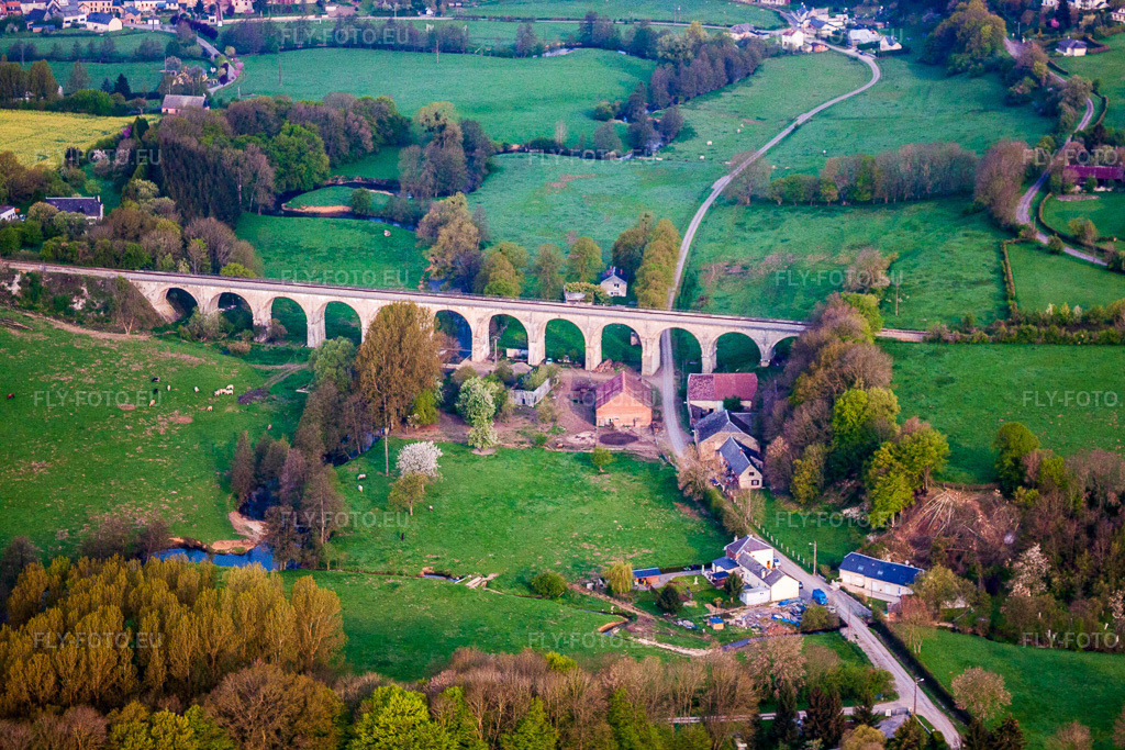 Vue aérienne: Viaduc de l'ouvrage d'art ferroviaire enjambant la rivière Le Ton à Origny-en-Thiérache dans le département Aisne, France. Photo: IMG_39929.jpg prise le 17/04/2011 par Werner Riehm/FLY-FOTO.euRésolution de l'original: 4752 x 3168 px