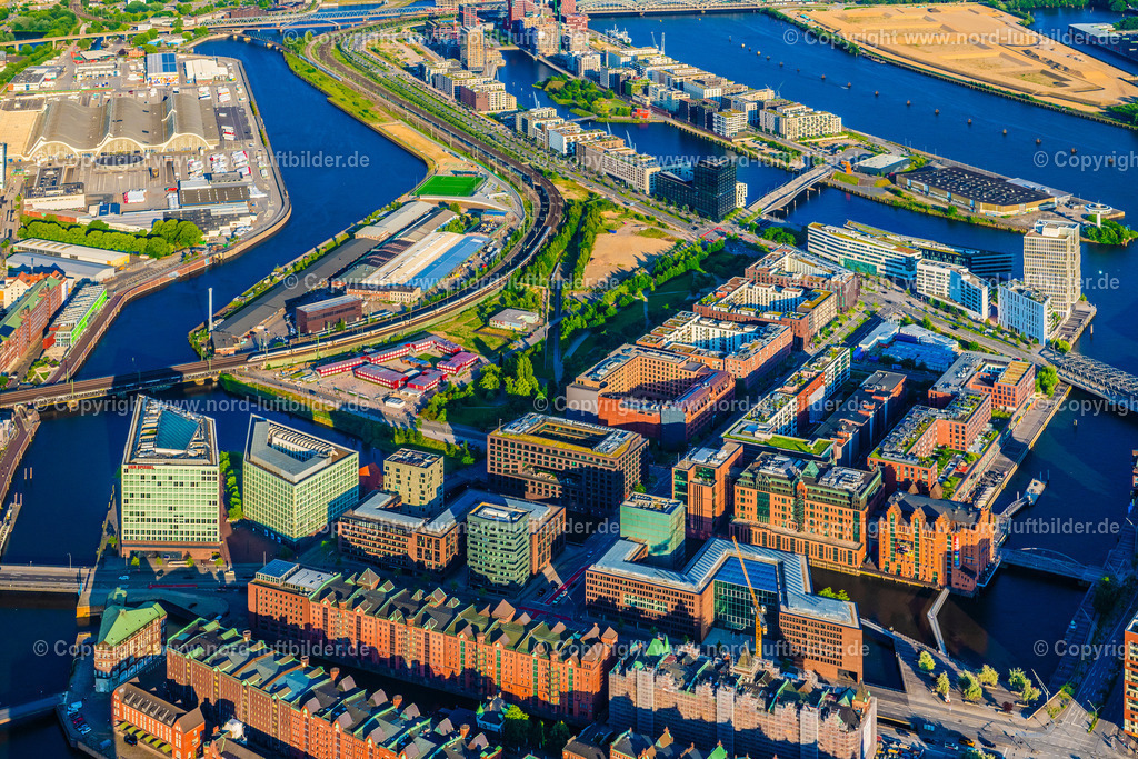 Hamburg_Oberhafen_Baakenhafen_Grossmarkt_Hafencity_ELS_8785160625 | HAMBURG 16.06.2025 Büro- und Geschäftshaus- Ensemble des Elbtorquartier an der Hongkongstraße - Shanghaiallee - Elbtorpromenade im Ortsteil HafenCity in Hamburg, Deutschland. // Office building - Ensemble of the Elbtorquartier on Hongkongstrasse - Shanghaiallee - Elbtorpromenade in the district HafenCity in Hamburg, Germany. Foto: Martin Elsen