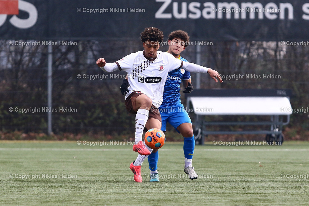 NH_FCStPauliU23_EintrachtBraunschweigU23_Testspiel_02022025 | #21 Marces-Lion Amaniampong (FC St. Pauli U23), #24 Anthony Marcellus Reid (Eintracht Braunschweig U23)Fußball I Herren I Testspiel I Saison 2024-2025 I FC St. Pauli U23 - Eintracht Braunschweig U23 I 02.02.2025 I Sportplatz Brummerskamp