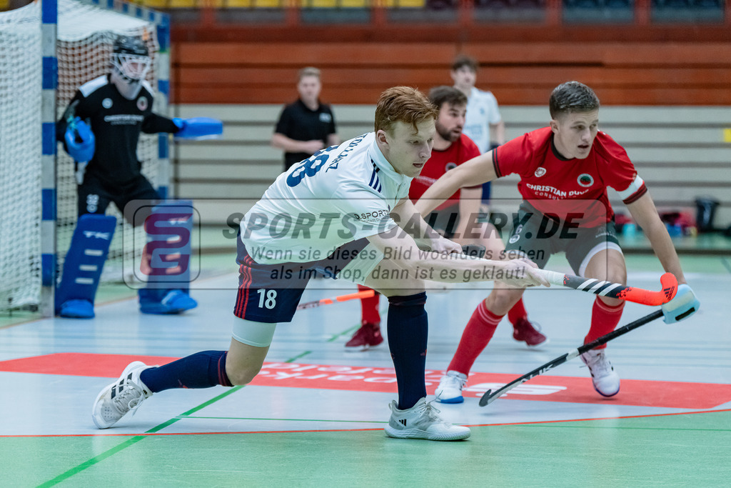 HK_20231217_107523 | 1. Bundesliga Herren Crefelder HC - Düsseldorfer HC  am 17.12.2023 Sporthalle Glockenspitz, Krefeld , Stollarz Julius ( Düsseldorfer HC #18 ) , Julius Hayner ( Crefelder HTC #6 )