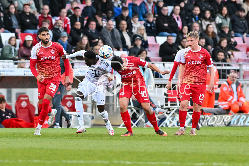 FC Würzburger Kickers - FC Bayern Amateure | WÜRZBURG, DEUTSCHLAND - 10. APRIL: v. l. Ebrahim FARAHNAK (Würzburger Kickers 28), Bajung DARBOE (FC Bayern München II 7), Eroll ZEJNULLAHU (Würzburger Kickers 10) und Philipp OCHS (Würzburger Kickers 13) während dem Match zwischen dem FC Würzburger Kickers und den Amateuren des FC Bayern München am 28. Spieltag der Regionalliga Bayern in der AKON Arena