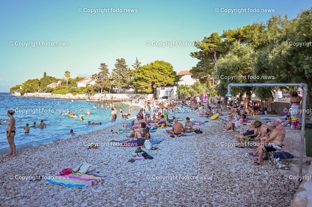 Kroatien_ Sutivan_ Brac_ 04.08.2023-1 | 03.08.2023, Kroatien, HRV, Brač, Insel in Dalmatien, Sutivan im Bild Strand, Beach, Menschen, Touristen, baden, schwimmen, Urlaub, Sonne, Sommer, Meer, Adria