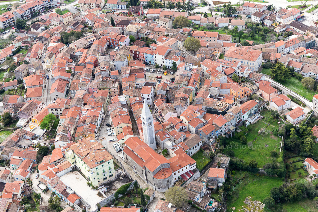 Aerial view: View of the town in Vrsar in the state Gespanschaft Istrien, Croatia. – Photo: IMG_105945.jpg taken on 04/13/2018 by Werner Riehm/FLY-FOTO.com – Resolution of the original: 5472 x 3648 px