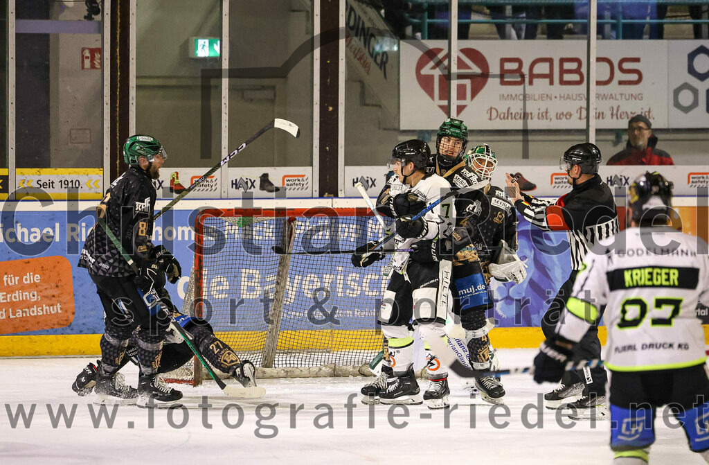 2024-03-01_054_TSV_Erding_gegen_ERSC_Amberg | Erding, Deutschland, 01.03.2024:
Eishockey, Bayernliga Playoffs 2023 / 2024, 5. Spieltag, TSV Erding gegen ERSC Amberg, Endergebnis: 9:0

Mark Waldhausen (Erding Gladiators, #27), Michael Trox (Erding Gladiators, #86), Lukas Klughardt (ERSC Amberg, #7), Simon Franz (Erding Gladiators, #4)

Foto: Christian Riedel / fotografie-riedel.net