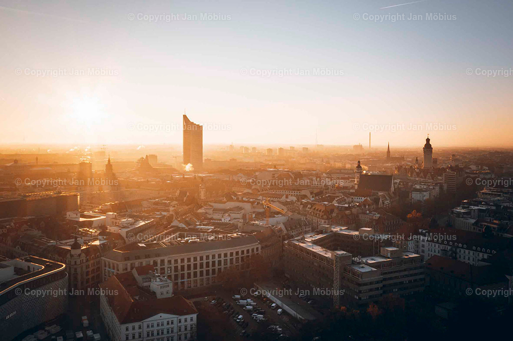 Leipzig von oben | Die Leipzig Skyline von oben ist ein echtes Highlight für Fotofans, Städtereisende und alle, die Leipzigs Kontraste zwischen Historie und Moderne schätzen – von City-Hochhäusern über Uni-Riese bis Völkerschlachtdenkmal und jede Menge Grün drumherum. - Realisiert mit Pictrs.com