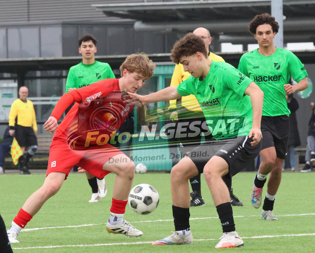 SV Rödinghausen - FC Iserlohn | Auf dem Bild zu sehen: grün SV Rödinghausen: Jonas Edsen ; rot FC Iserlohn: Ksawery Mazurkiewicz SV Rödinghausen, FC Iserlohn, Saison 25/26, B-Jugend Westfalenliga, Deutschland - Realisiert mit Pictrs.com