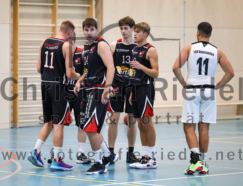 2022-10-16_019_TSV_Vaterstetten_gegen_Baskets_Vilsbiburg_2 | Vaterstetten, Deutschland, 16.10.2022:
Basketball, Bayernliga Herren Südost 2022 / 2023, 1. Spieltag, TSV Vaterstetten gegen Baskets Vilsbiburg 2, Endergebnis: 83:64

A. Bugajeu (Baskets Vilsbiburg, #11), T. Berger (Baskets Vilsbiburg, #12), M. Engel (Baskets Vilsbiburg, #14), D. Esch (Baskets Vilsbiburg, #13), M. Urbanke (Baskets Vilsbiburg, #9), C. Balszuweit (TSV Vaterstetten, #11)

Foto: Christian Riedel / fotografie-riedel.net