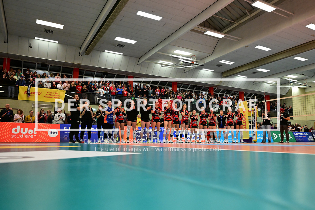 Volleyball I Frauen I Saison 2025-2026 I Bundesliga I 4. Spieltag I ETV Hamburger Volksbank Volleys - Ladies in Black Aachen I 09797 | ETV Hamburger Volksbank Volleys Frauen stehen vor den Fans im Hintergrund - Realisiert mit Pictrs.com