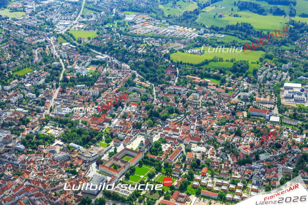Die Luftaufnahme der Stadt Kempten Allgäu wurde vom UL-Flugzeug heraus erstellt ( keine Drohne )- hohe Auflösung für beste Qualität