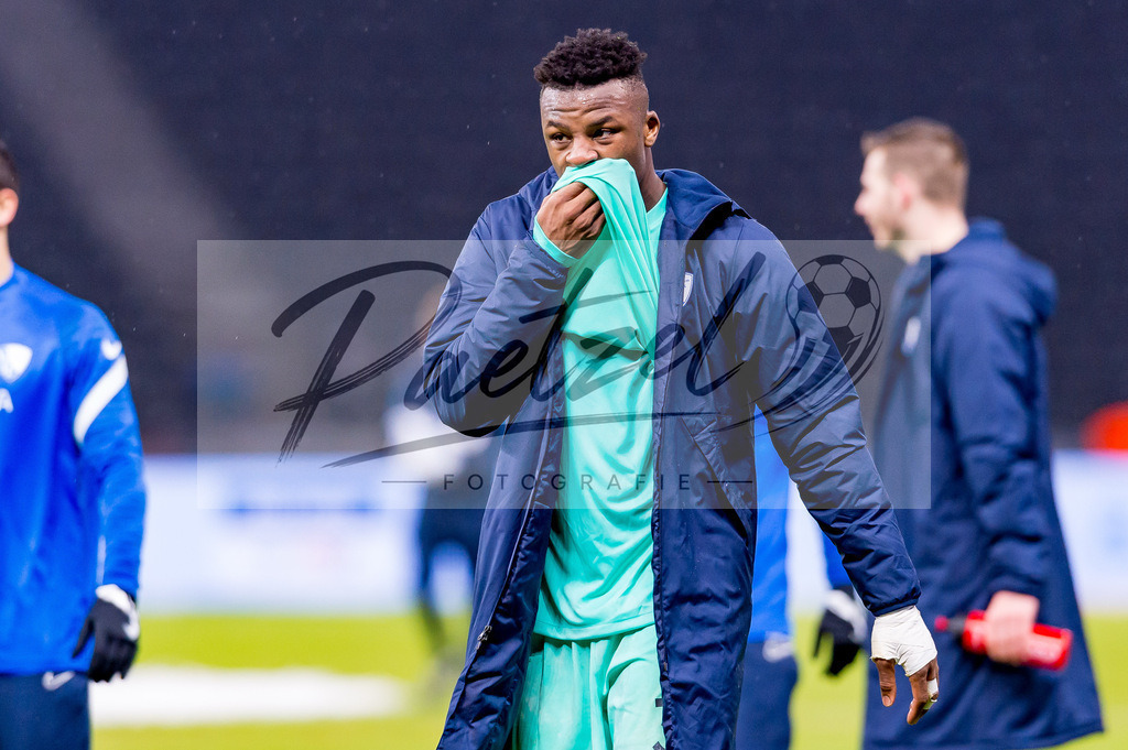 HERBOC20220204_312 | Fussball, Herren: Armel Bella Kotchap (VfL Bochum) schaut bei dem Spiel der 1. Bundesliga zwischen Hertha BSC und VfL Bochum im Olypiastadion am 04.02.2022 in Berlin, Deutschland.DFB / DFL REGULATIONS PROHIBIT ANY USE OF PHOTOGRAPHS AS IMAGE SEQUENCES AND/OR QUASI-VIDEO. - Realisiert mit Pictrs.com
