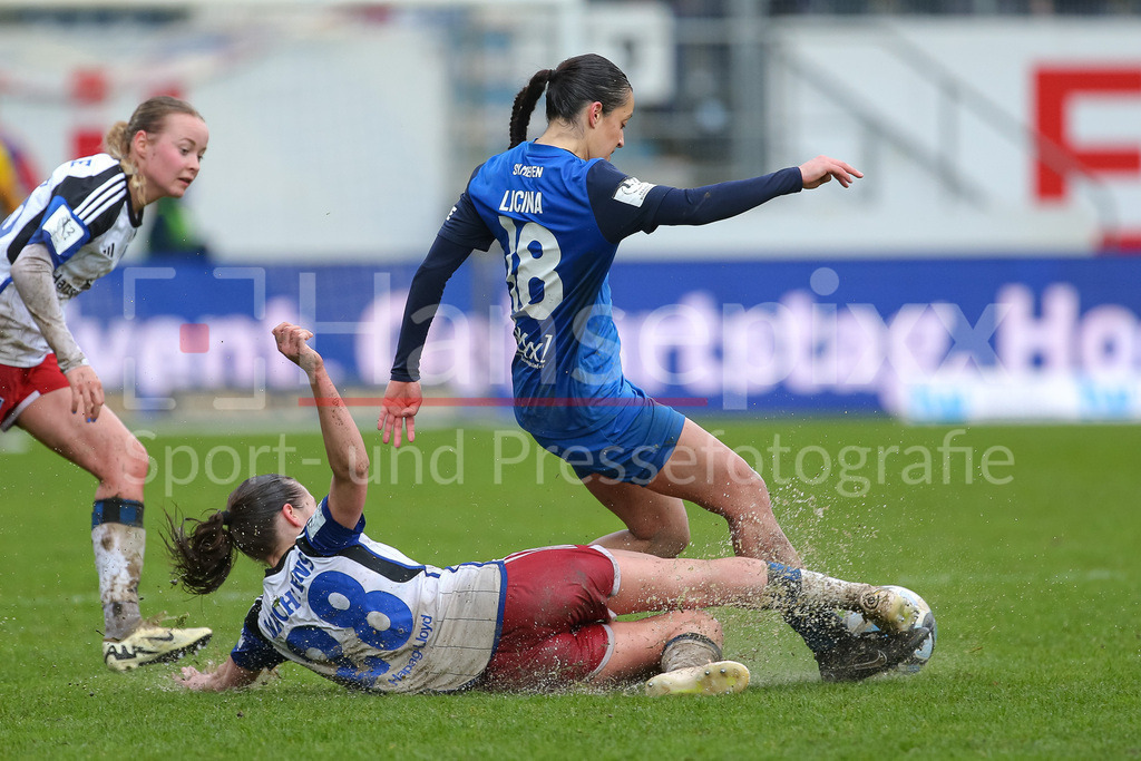 Fussball, 2. Frauen-Bundesliga, SV Meppen - Hamburger SV | v.li.: Pauline Machtens (Hamburger SV, 28) und Selma Licina (SV Meppen, 18) im Zweikampf, Duell, Dynamik, Aktion, Action, Spielszene, DIE DFB-RICHTLINIEN UNTERSAGEN JEGLICHE NUTZUNG VON FOTOS ALS SEQUENZBILDER UND/ODER VIDEOÄHNLICHE FOTOSTRECKEN. DFB REGULATIONS PROHIBIT ANY USE OF PHOTOGRAPHS AS IMAGE SEQUENCES AND/OR QUASI-VIDEO.