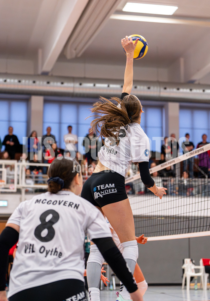 Volleyball I Frauen I Saison 2025-2026 I 2 Bundesliga Pro I 17. Spieltag VFL Oythe - VC Stralsund I 1452 | Annelis Lotte Tyws (13,VFL Oythe) mit Schwung übers Netz - Realisiert mit Pictrs.com