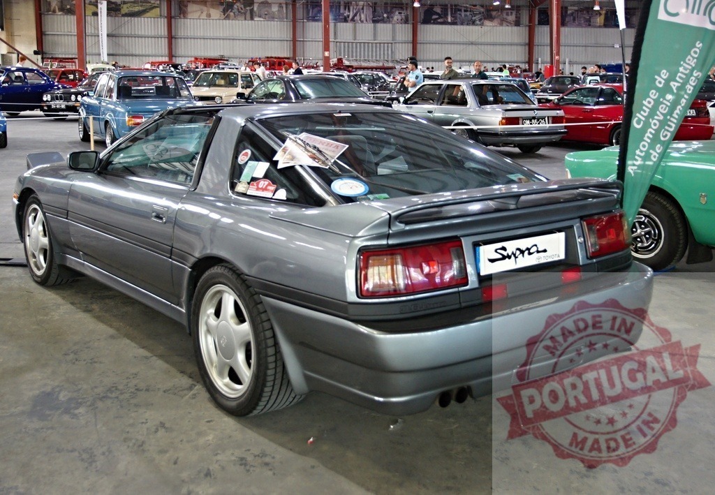 Toyota supra exhibiting at a classic car show | Gray toyota supra parked at a car show, exhibiting its beauty among other classic vehicles - Realisiert mit Pictrs.com