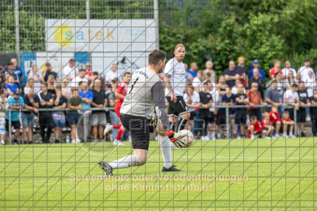 20250616_184801_0290 | #,  TV Eybach (weiß) vs. 1.FC Donzdorf II (rot), Fussball, Entscheidungsspiel 3 in Kreisliga A3 - Bezirk Neckar/Fils, Saison 2024/2025, Rasensportplatz, Staufenecker Str. 41, 73084 Salach, 16.06.2025 - 18:30 Uhr,Foto: PhotoPeet-Sportfotografie/Peter Harich