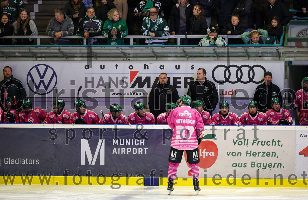 2025-10-10_030_TSV_Erding_gegen_onesto_Tigers_Bayreuth | Erding, Deutschland, 10.10.2025:Eishockey, Oberliga Süd 2025 / 2026, 7. Spieltag, TSV Erding gegen onesto Tigers Bayreuth, Endergebnis: 2:5Co-Trainer Maximilian Helling (Erding Gladiators), Thomas Matheson (Erding Gladiators, #37), Teamchef Dominik Quinlan (Erding Gladiators)Foto: Christian Riedel / fotografie-riedel.net