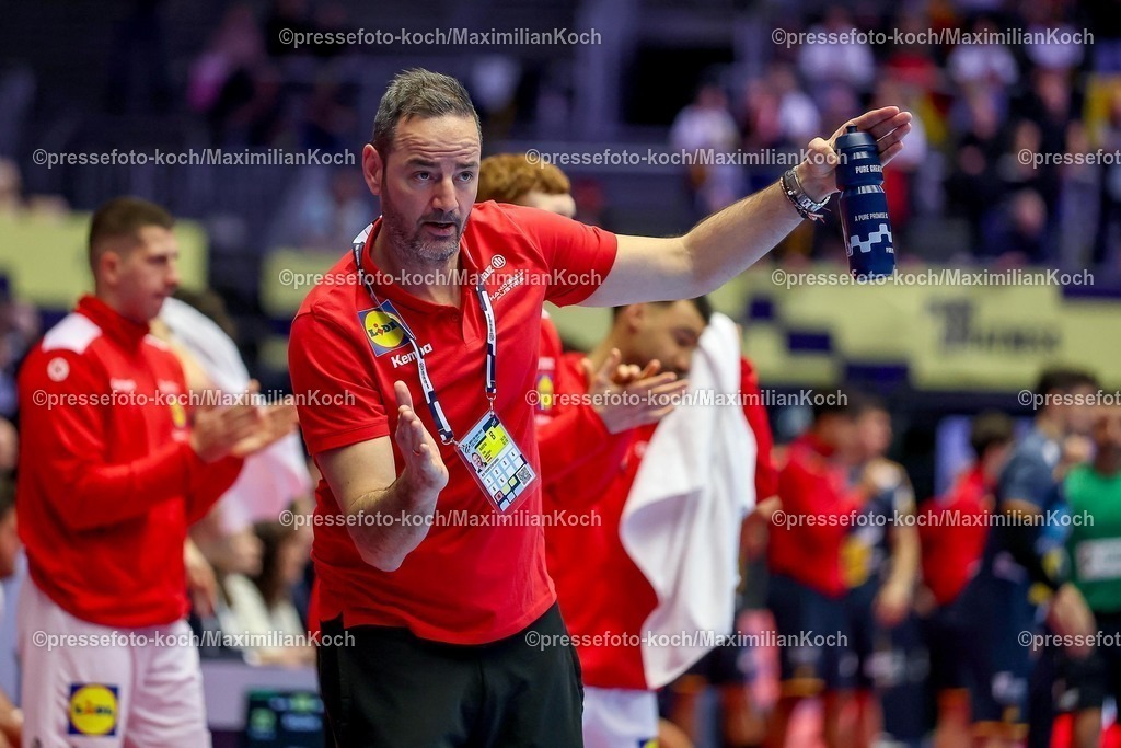 EHF17012601094 | 17.01.2026, Handball, Men's EHF EURO 2026, Österreich - Spanien, Jyske Bank Boxen in Herning, Dänemark, Preliminary Round: Headcoach Jordi Ribera Romans (Espania #hc) gestikulierend am Spielfeldrand  