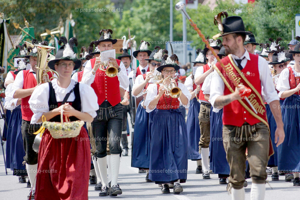 e20-news-2023-Juli23-Regimentsschuetzenfest3-Steeg-UMZUG_DORF-DSC07405 | Info aus dem Bezirk Reutte/Ausserfern Tirol sowie eine umfangreiche Bilddatenbank über die gesamte Region: Lechtal, Talkessel Reutte, Tannheimertal, Zwischentoren. Lech, Plansee, Zugspitze, Grenztunnel, B179, Fernpassstraße, Verkehr, Lawinen, Tradition, - Realisiert mit Pictrs.com