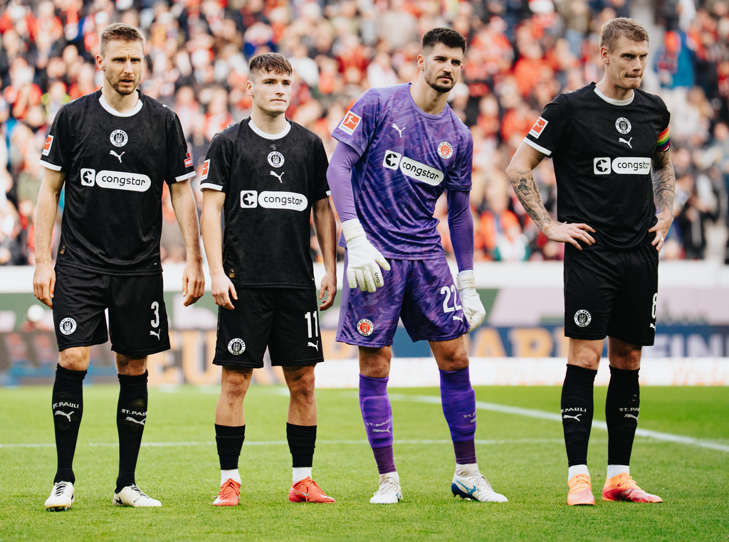 FCS09831 | Der offizielle Shop für FC St. Pauli Fotos. Wähle aus Spielszenen & Fanmomenten dein FCSP Wunschformat. Wir liefern Millerntor-Atmosphäre.