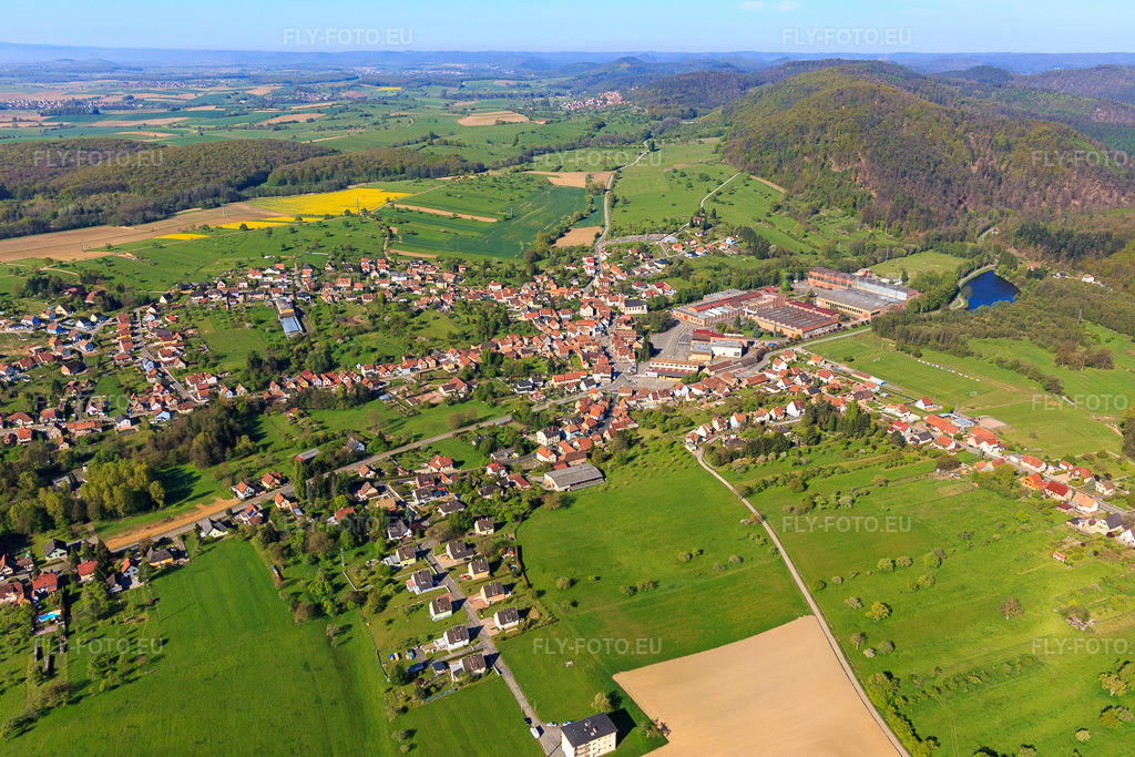 Vue aérienne: Vue de la ville depuis le nord-est à Zinswiller dans le département Bas Rhin, France – .Photo: IMG_099488.jpg prise le 30/04/2017 par Werner Riehm/FLY-FOTO.eu – Résolution de l'original: 5246 x 3497 px