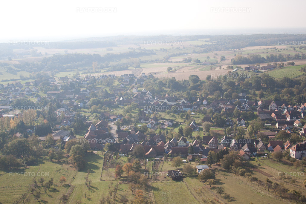 Aerial view: View of the town from the north in Preuschdorf in the state Bas-Rhin, France. – Photo: IMG_45870.jpg taken on 10/16/2011 by Werner Riehm/FLY-FOTO.com – Resolution of the original: 4752 x 3168 px